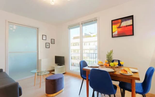 Eiffel Tower View Private Apartment - photo 4