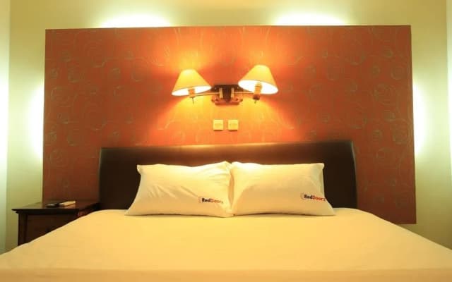 RedDoorz near Discovery Mall Kuta - photo 4