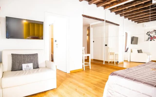 Trevi Queen Apartments - photo 4