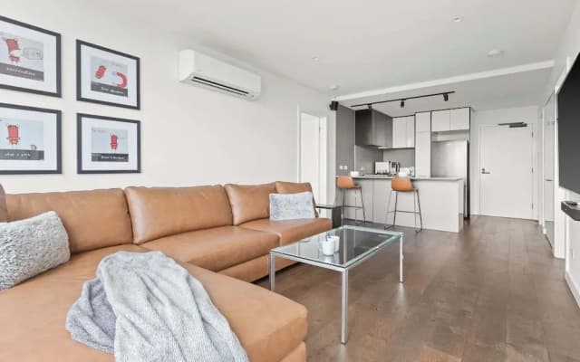 Central Oakleigh 2BR Apartment w Parking - photo 2