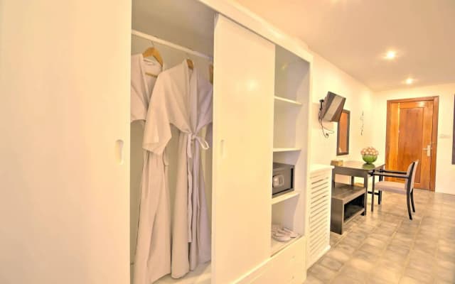 La Residence Blanc D' Angkor - photo 2
