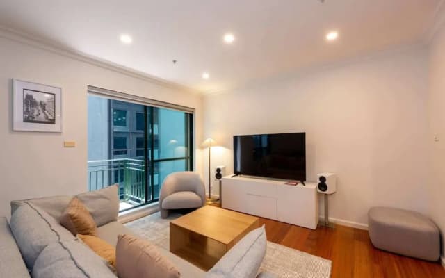 Spacious 3-bed Unit in Melbourne CBD w/ Pool & Gym - photo 4