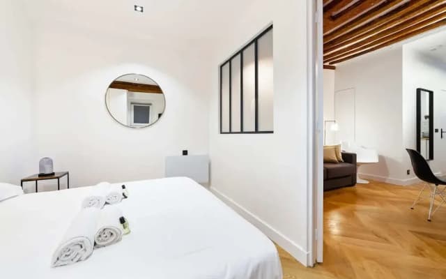 Stylish Apartment in the Heart of Paris - photo 2