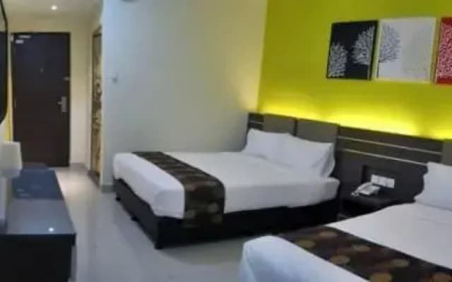 GM Holiday Hotel - photo 2
