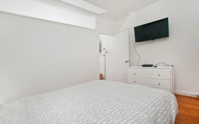 Renovated 2 BR on Upper East Side - photo 5