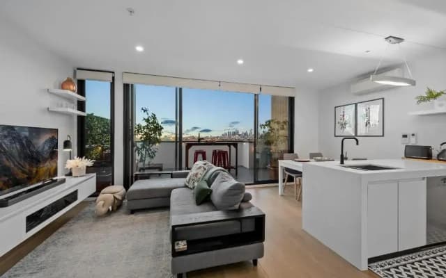 StayCentral Northcote Townhouse With Study - photo 4