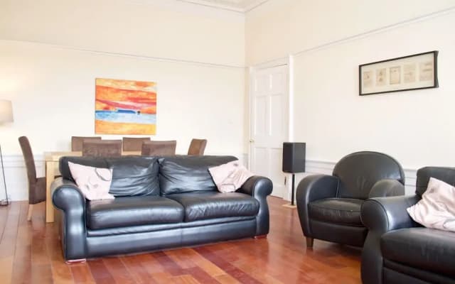 3 Bedroom Central Flat With Castle Views - photo 4