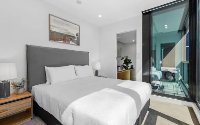 Remarkable 3-bed With City Views & Swimming Pool - photo 2
