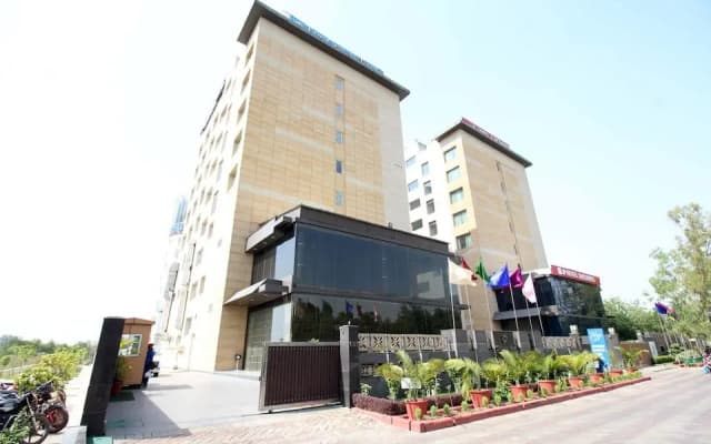 The Golden Palms Hotel - photo 3