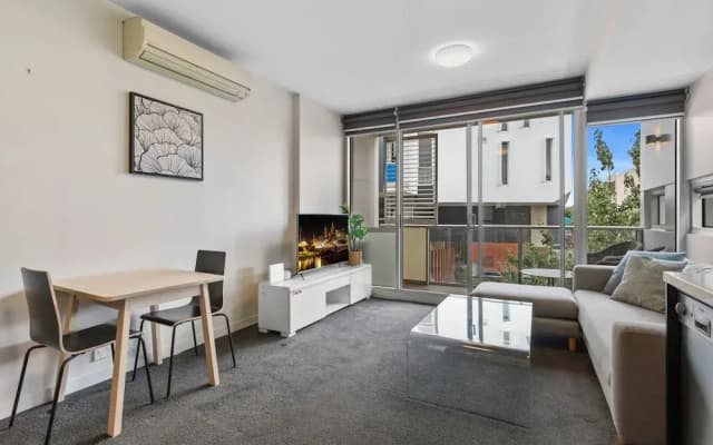 Fitzroy North 1-bed With Balcony by Edinburgh Park - photo 4