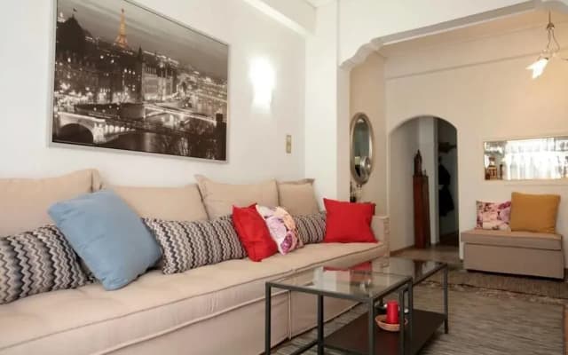Comfy & Tasteful Central Apt • 1' to Metro Station - photo 4