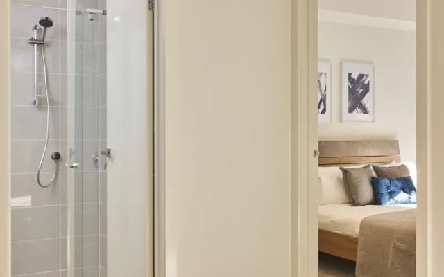 Spacious and Bright 1 Bedroom Apartment - photo 3