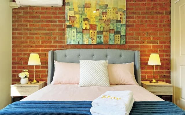 Ringwood 2BR Home - photo 2