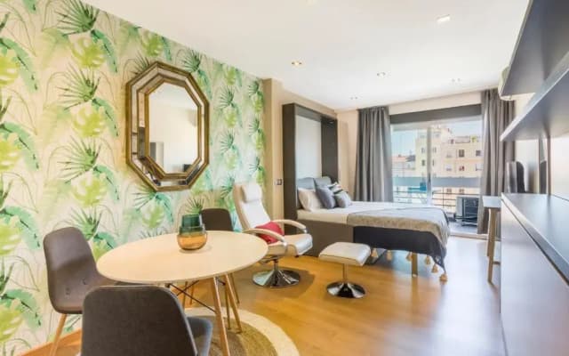 Cozy studio overlooking Pedro Zerolo Square - photo 4