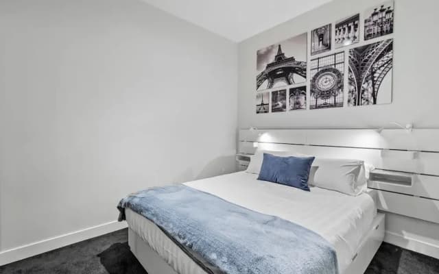 Stylish and Spacious 2-bed Apartment Melbourne - photo 3
