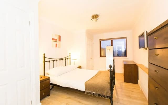 Three Bedroom Limehouse - photo 2