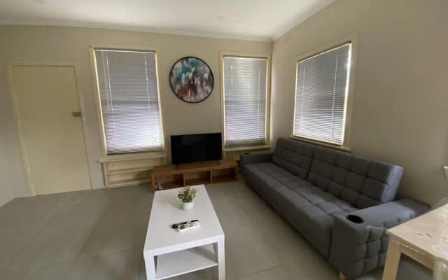 Mitcham train station  2 bedrooms unit - photo 4