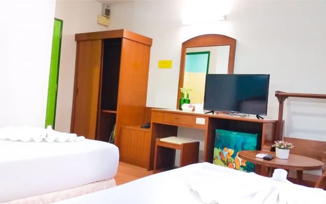 J Holiday Inn - photo 5