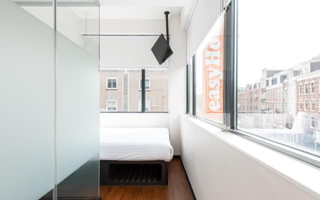 easyHotel Amsterdam City Centre South - photo 4