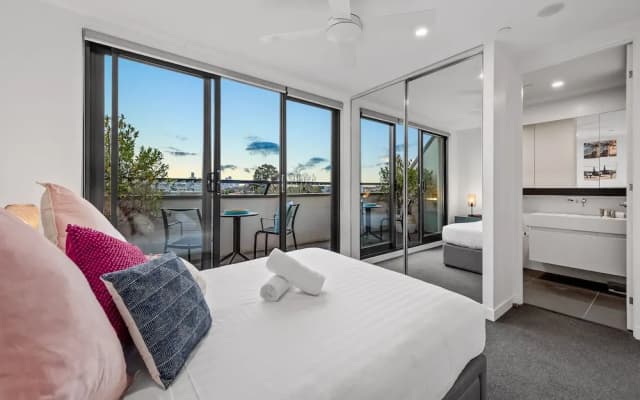 StayCentral - East Brunswick Penthouse with Study - photo 2