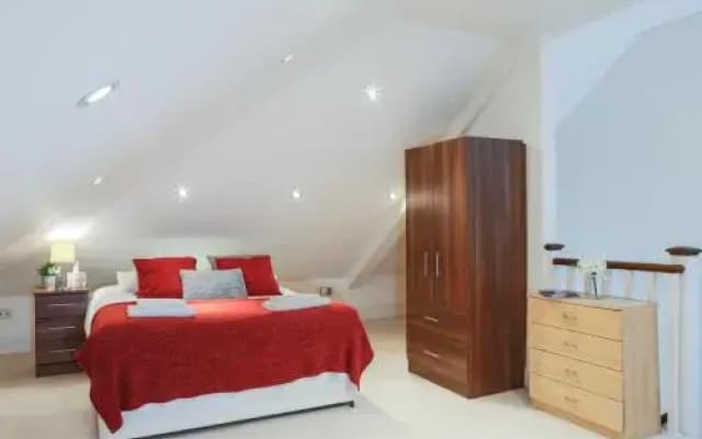 Finchley Central - Spacious Triplex - photo 3