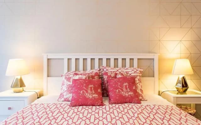 Charming 2-Bedroom Apartment in the City Centre - photo 2