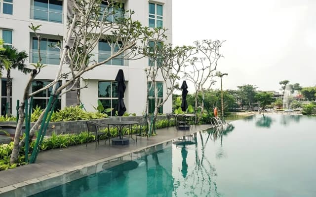 Lush Lakeside - Citra Luxury Apartments - photo 4