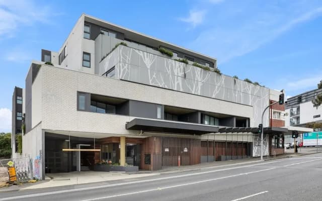 Modern 2-bed Ivanhoe Unit With Parking - photo 2