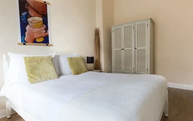 Bright Two BR Period Apartment in Whitechapel - photo 4