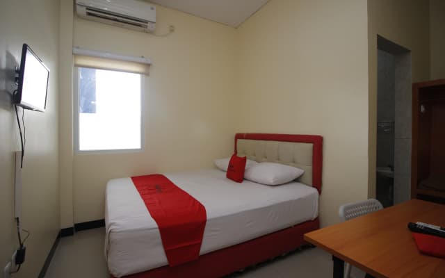RedDoorz Plus @ Jalan Pemuda Jakarta - photo 3