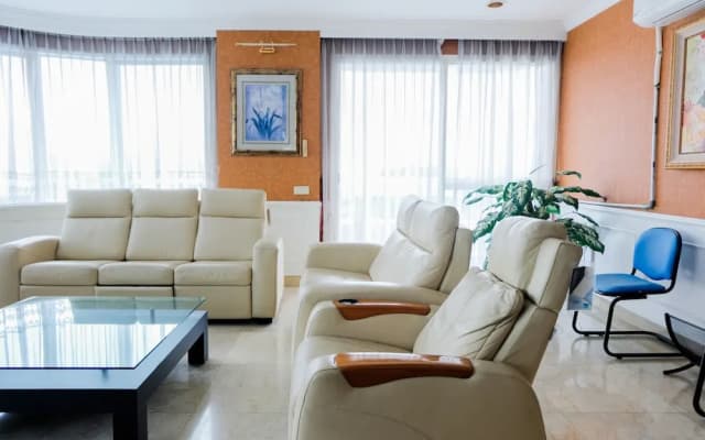 Spacious 2BR Park Royale Apartment - photo 5