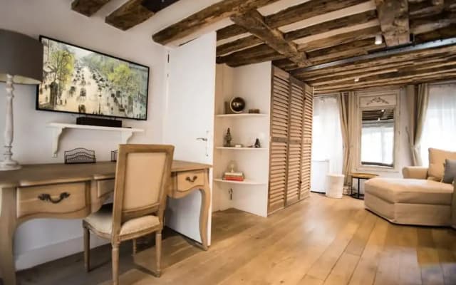 Classy Bourgeois Chic 2 Bedroom Apt in Le Marais - photo 4