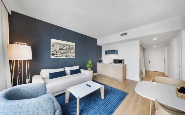 Chic Downtown 1BR with Stunning Views - photo 4