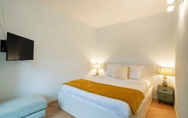 Bright 1-Bed Apartment, Perfectly Located in Paris - photo 3