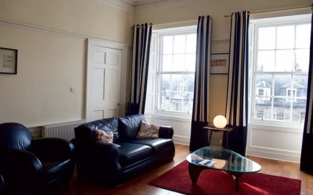 3 Bedroom Central Flat With Castle Views - photo 3