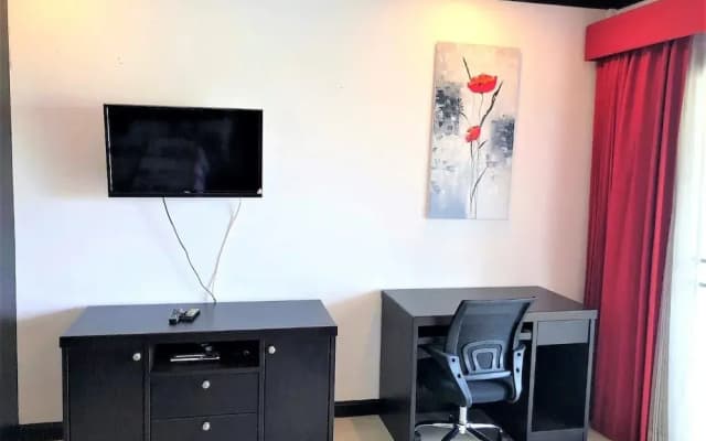Top Floor Spacious Studio - photo 3