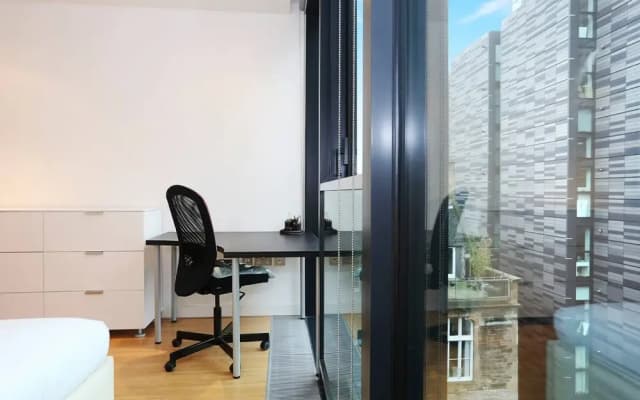 Modern 2bed with free Parking in the iconic Quartermile - photo 2