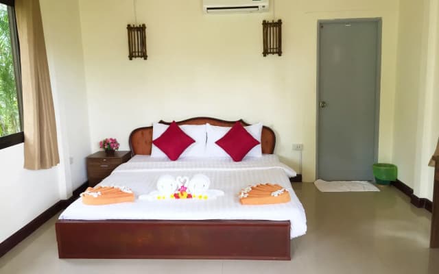 Long Beach Chalet Hotel - photo 2