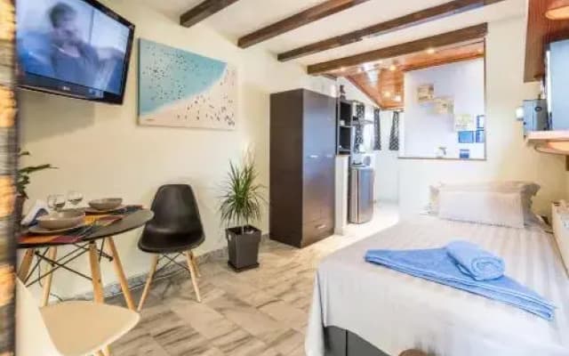 Top Floor Studio Near Metro - photo 3