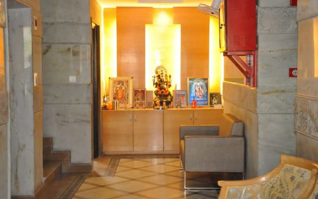Hotel Metropolitan Karol Bagh - photo 2
