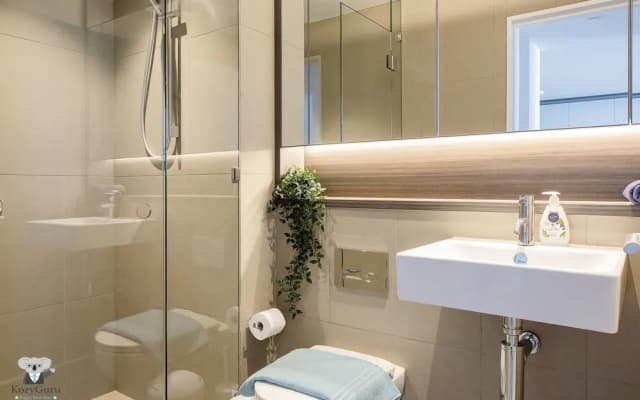 KOZYGURU Docklands Cozy Water View 1BED - photo 5