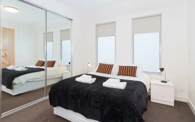 Executive Living in Caulfield - photo 2