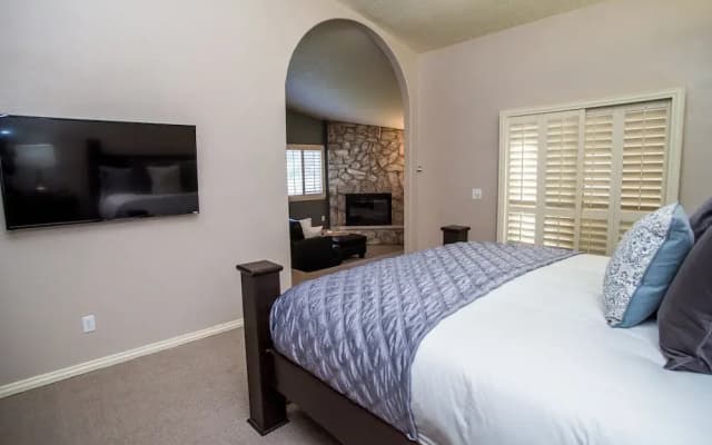 Luxury 6BR 10min to LV Strip Sleeps 20 - photo 5