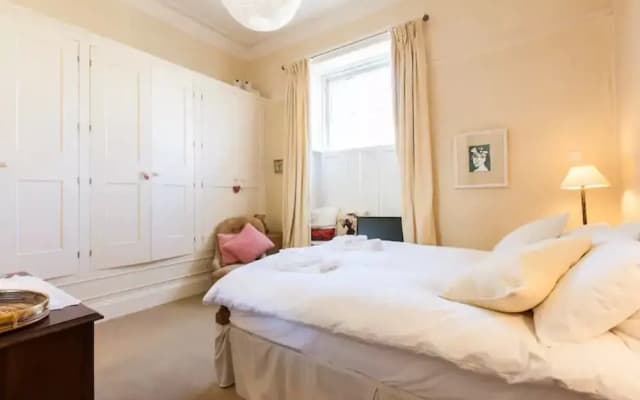 1 Bedroom New Town Flat - photo 2
