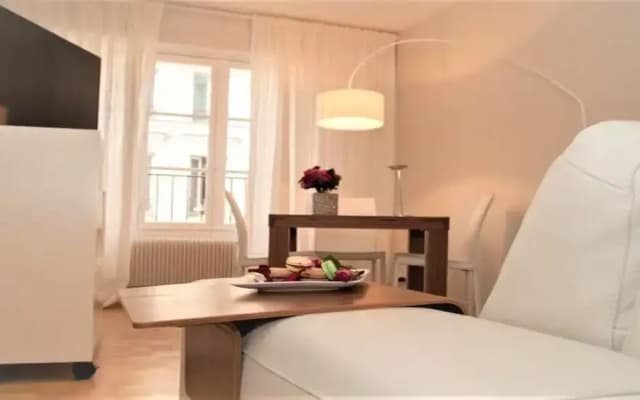 55 m2 with balcony in the 6th arrondiss. - photo 5