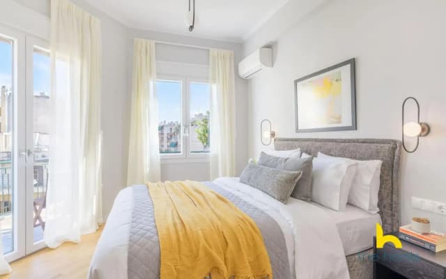 Sun-Splashed 2-BDR Corner Apartment with Hillside views! - photo 4