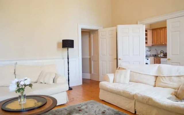 2 Bedroom Flat in Central Edinburgh - photo 4
