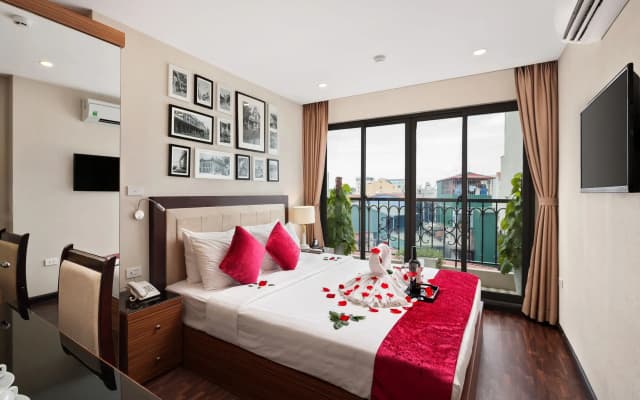 Golden Moon Suite Hotel - photo 2