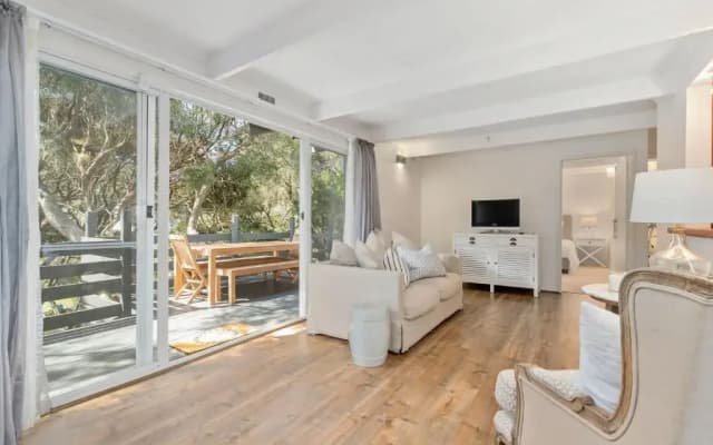 Classic Beach House With Tree Top Views - photo 4