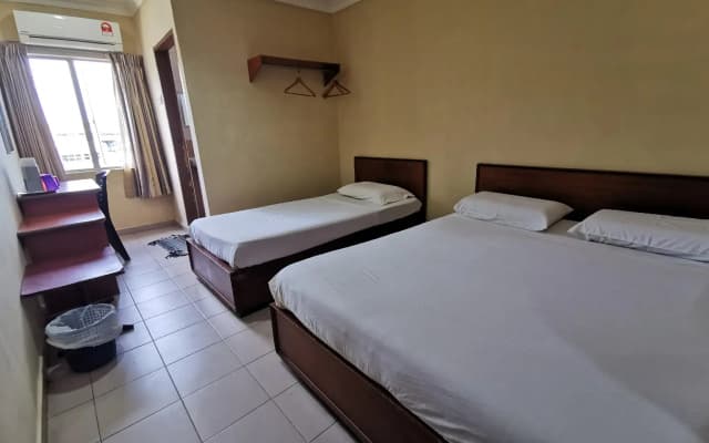OYO 89817 Hotel Sura - photo 4